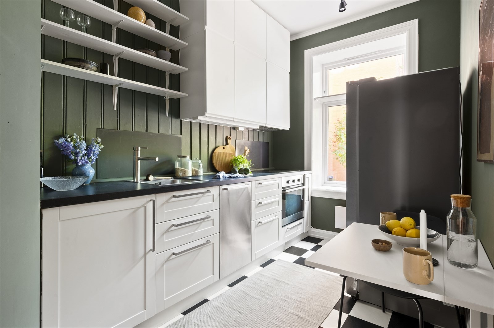 Kjøkkenet har integrert ovn, platetopp, oppvaskmaskin OG vaskemaskin (til venstre for vasken) som medfølger. Frittstående kjøleskap kan evt. medfølge etter nærmere avtale Galleribilde