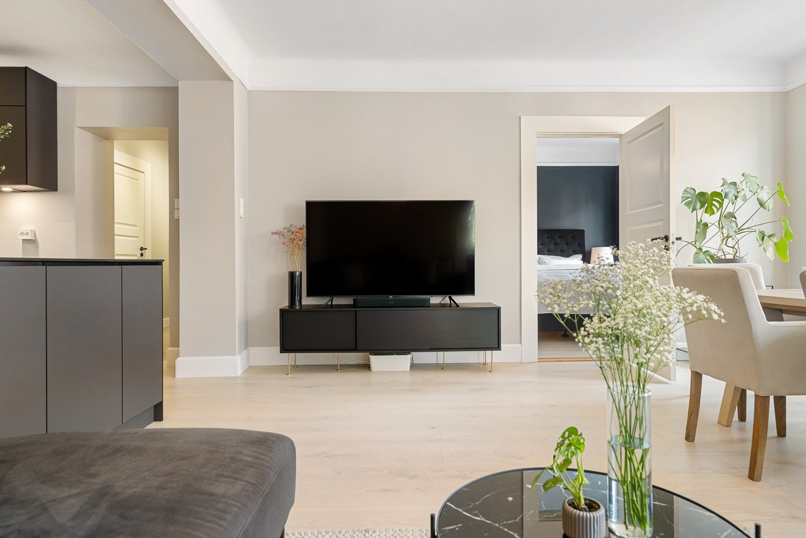 Videre er det god plass til sofagruppe, sofabord og underholdningsavdeling. Galleribilde