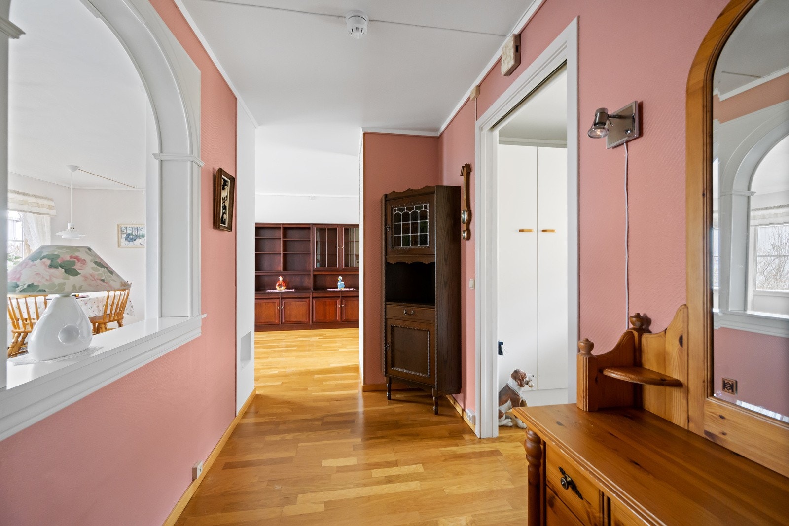 Romslig gang med plass til kommoder etc. Galleribilde