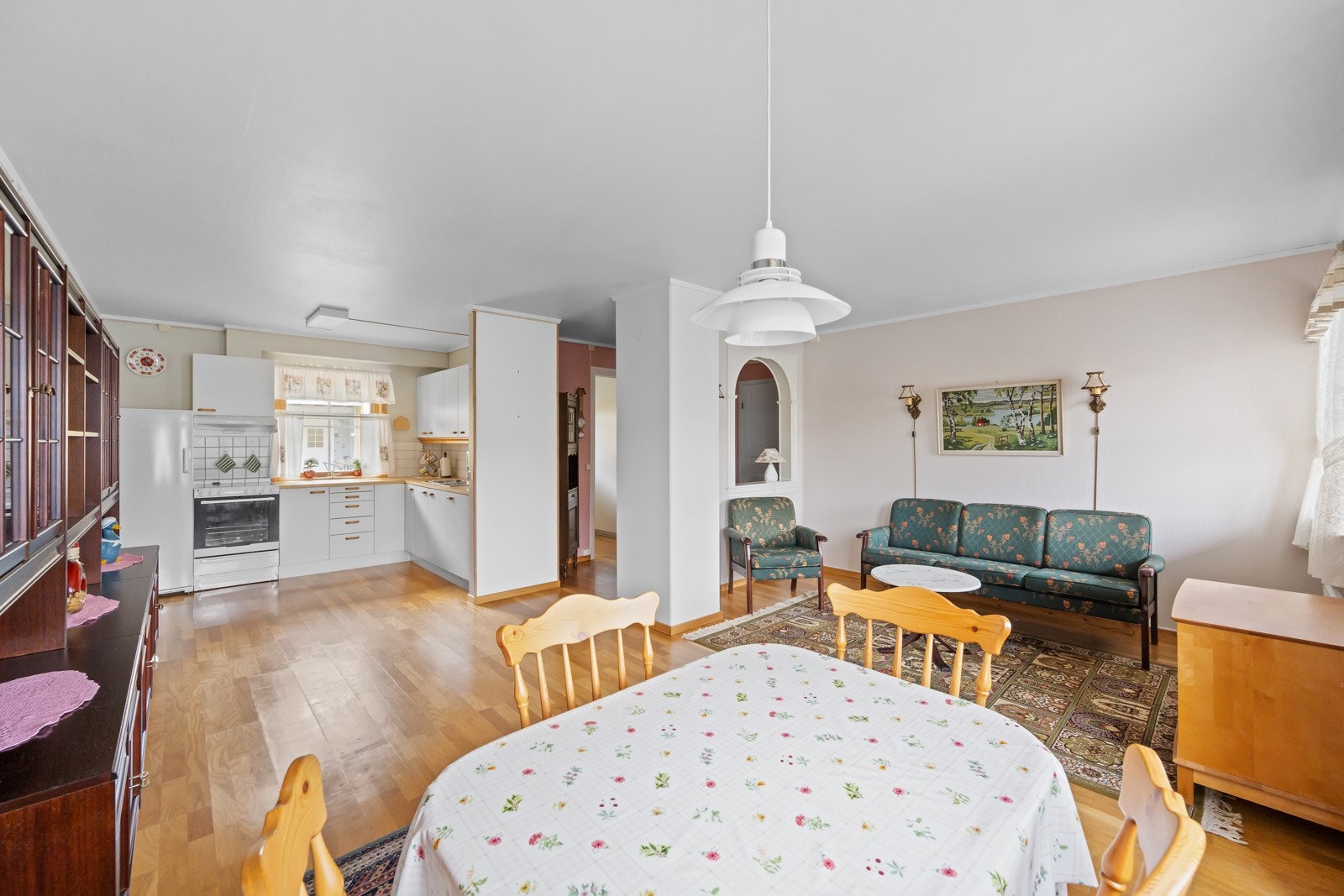 Lys stue med fine innredningsmuligheter. Her er det god plass til spisebord, sofa etc Galleribilde