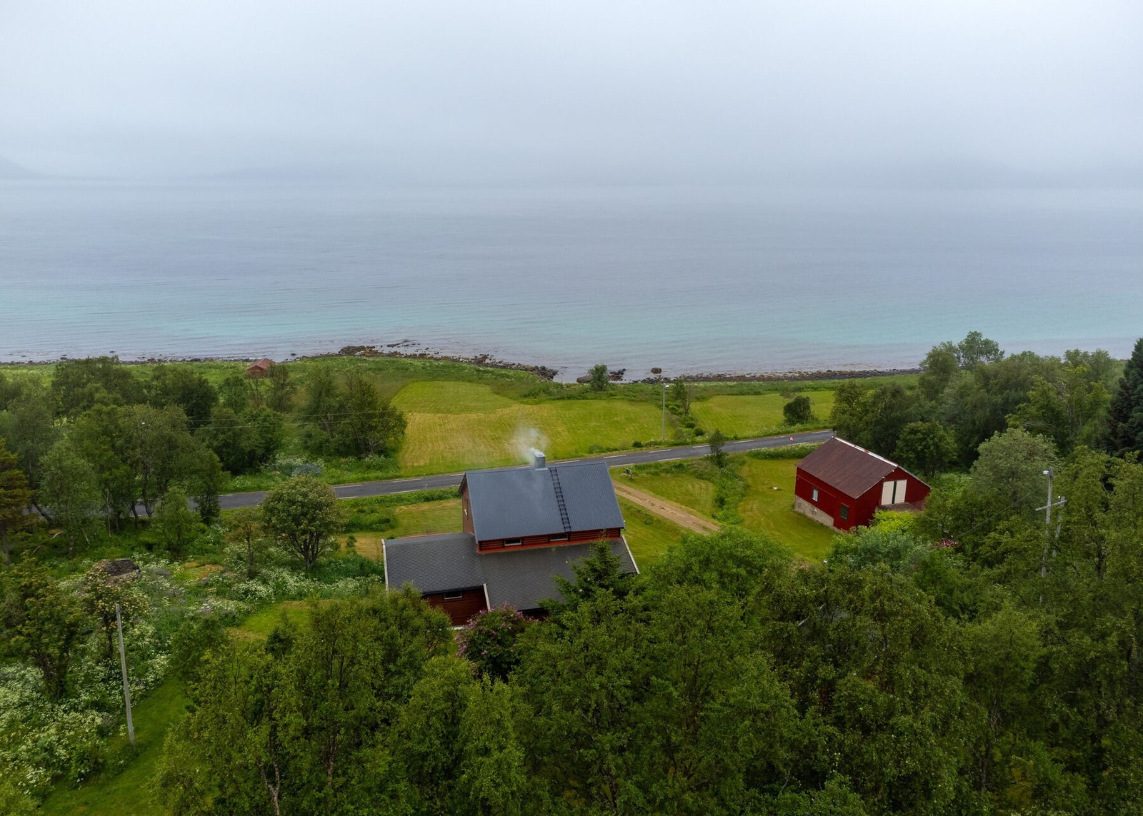 Eiendommen sett fra lufta og nærområdet rundt. Galleribilde