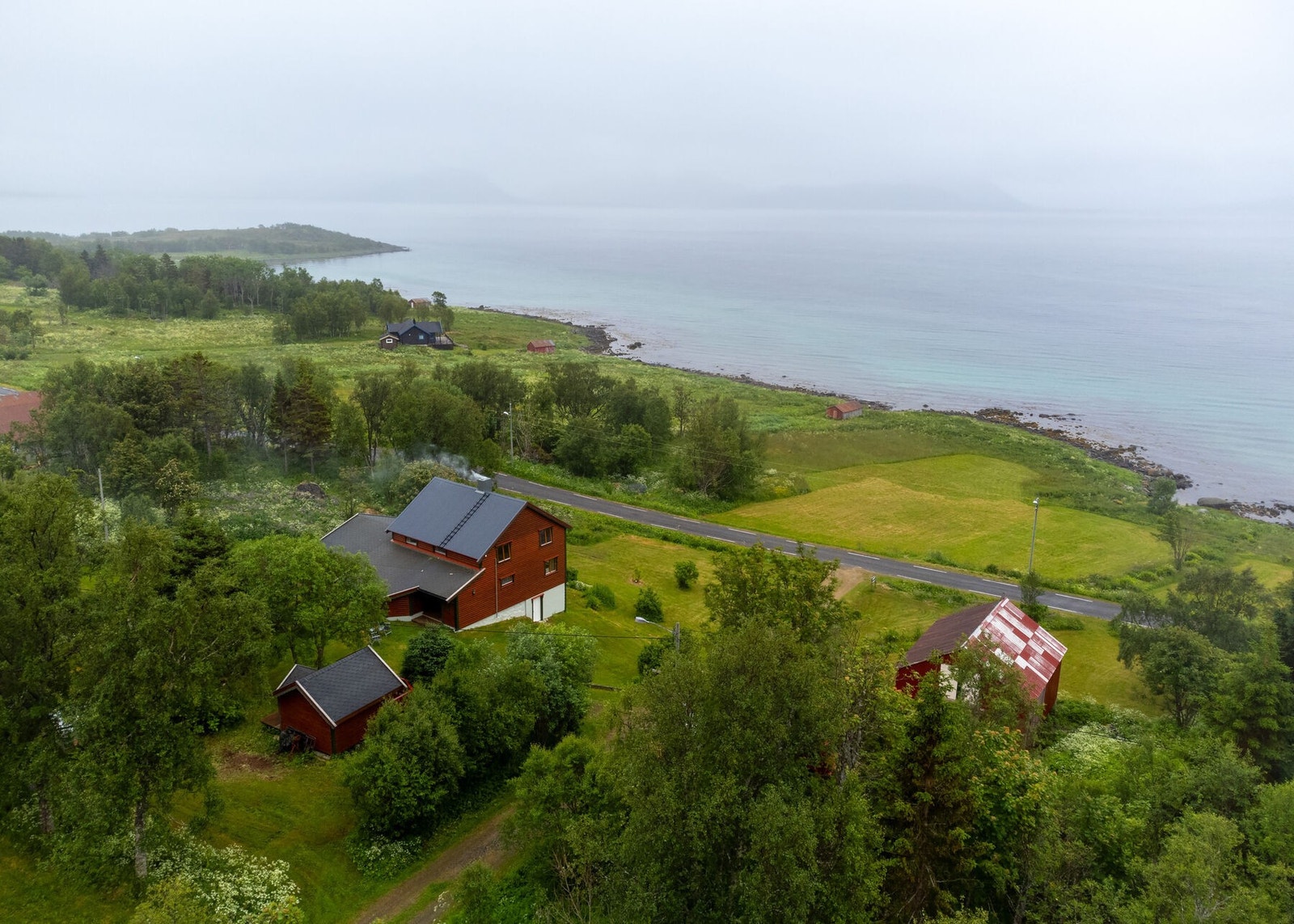 Boligen er plassert på en stor eiendom som består av tre teiger, inkludert egen strandlinje. Landlig, idyllisk beliggenhet på sørspissen av Andøya. Galleribilde