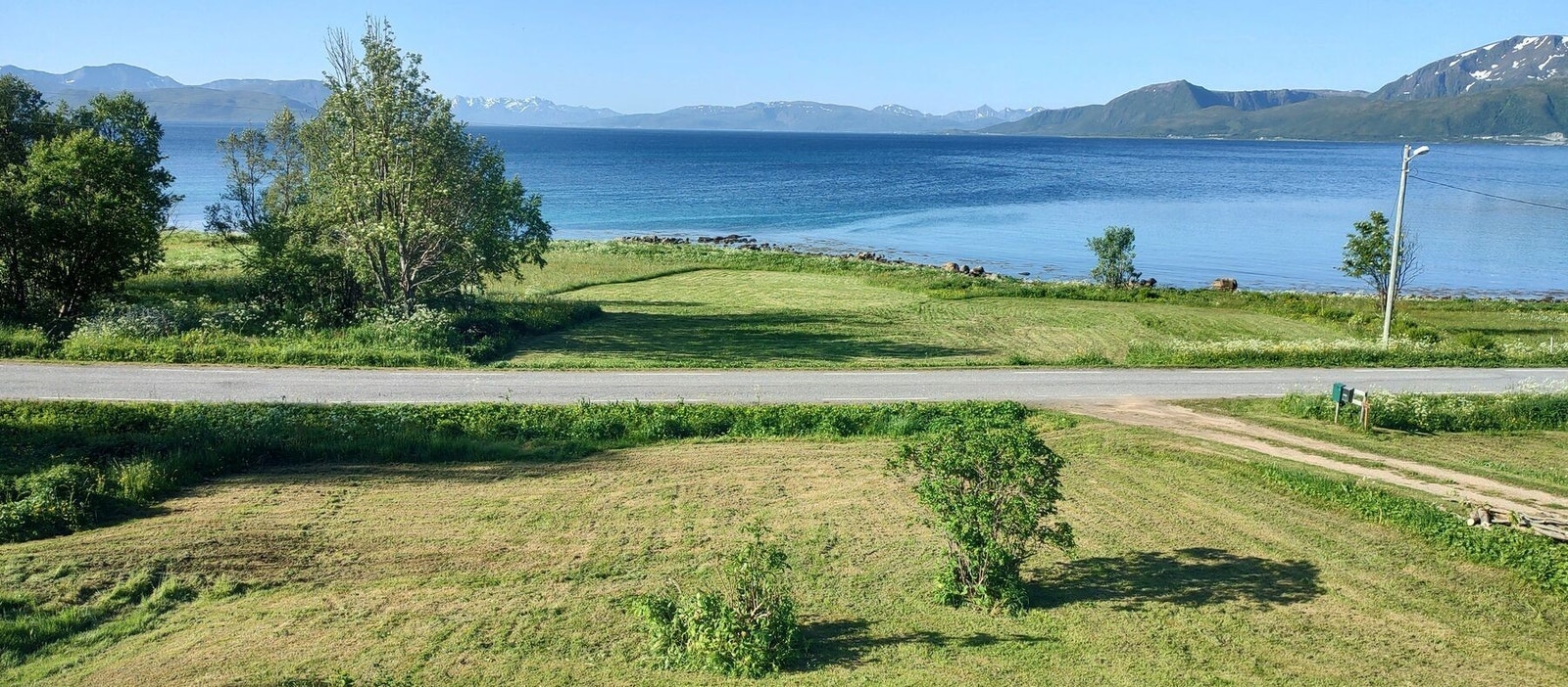 Boligen har en meget fri og god utsikt mot sjø og fjell. Galleribilde