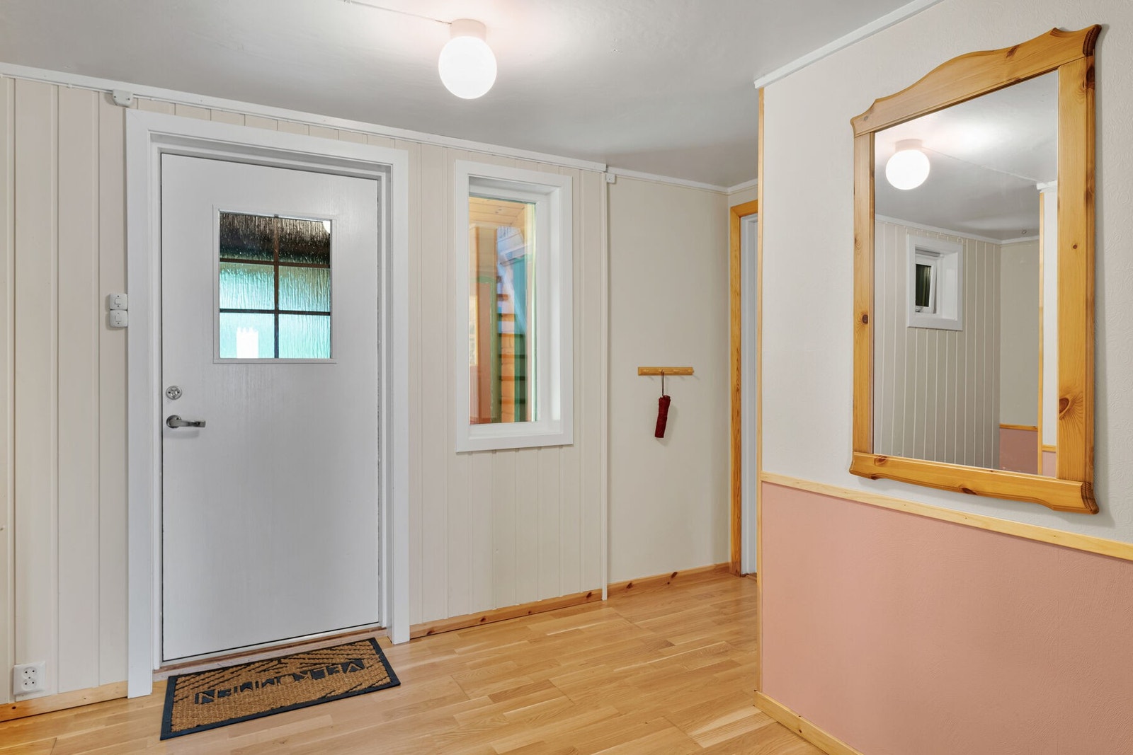 Romslig og lys entré. Galleribilde