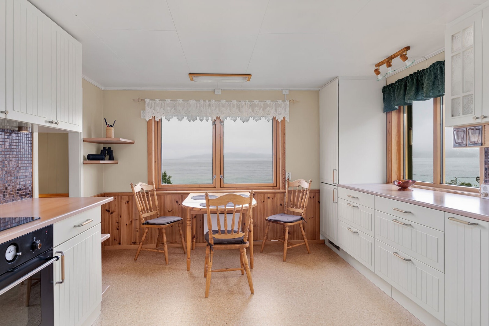 Kjøkkenet er lyst og luftig, og har en fantastisk fri havutsikt. Her er det plass til en hyggelig spisegruppe. Galleribilde