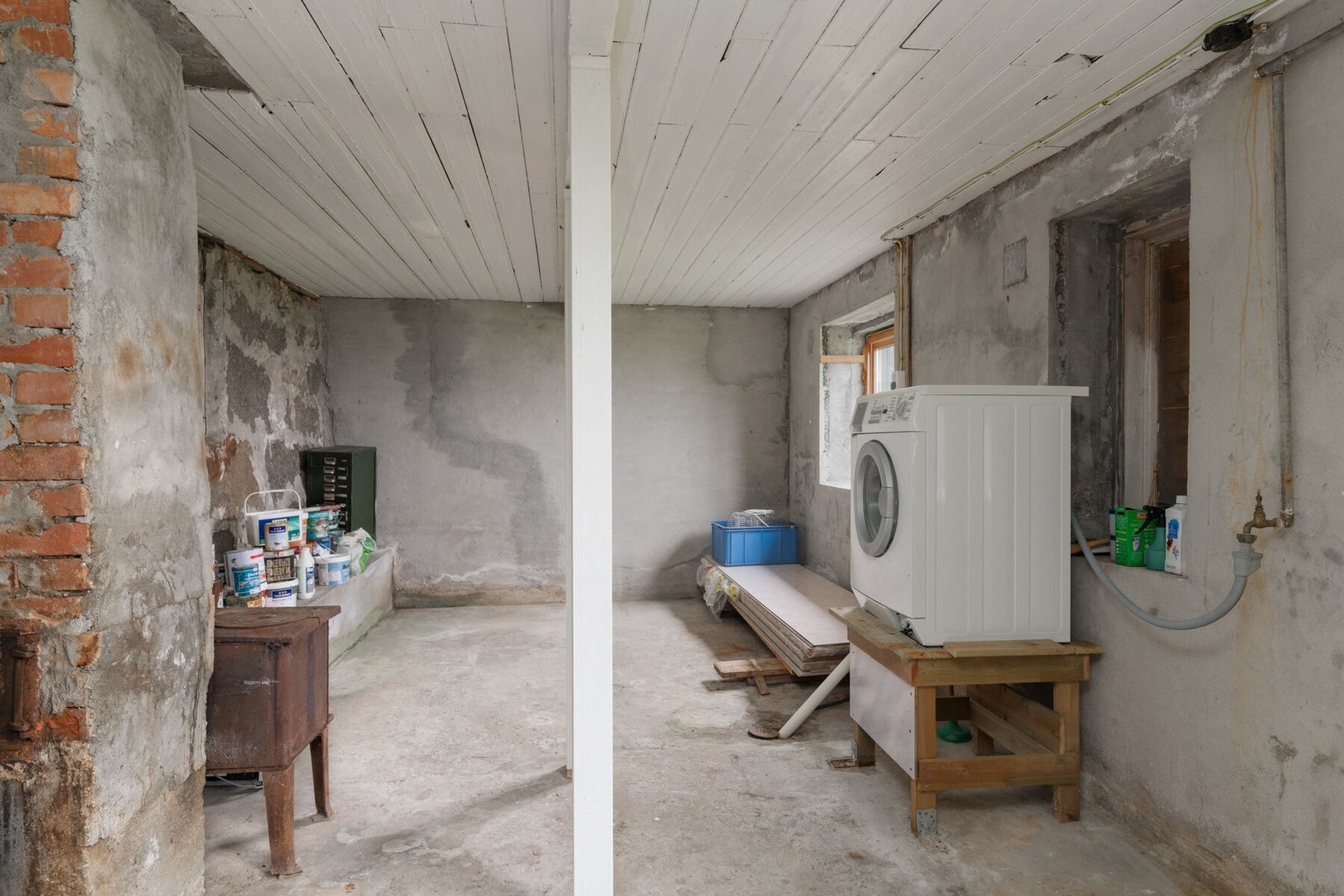 Kjelleren er på ca. 35 kvm og har blant annet opplegg for vaskemaskin. Galleribilde