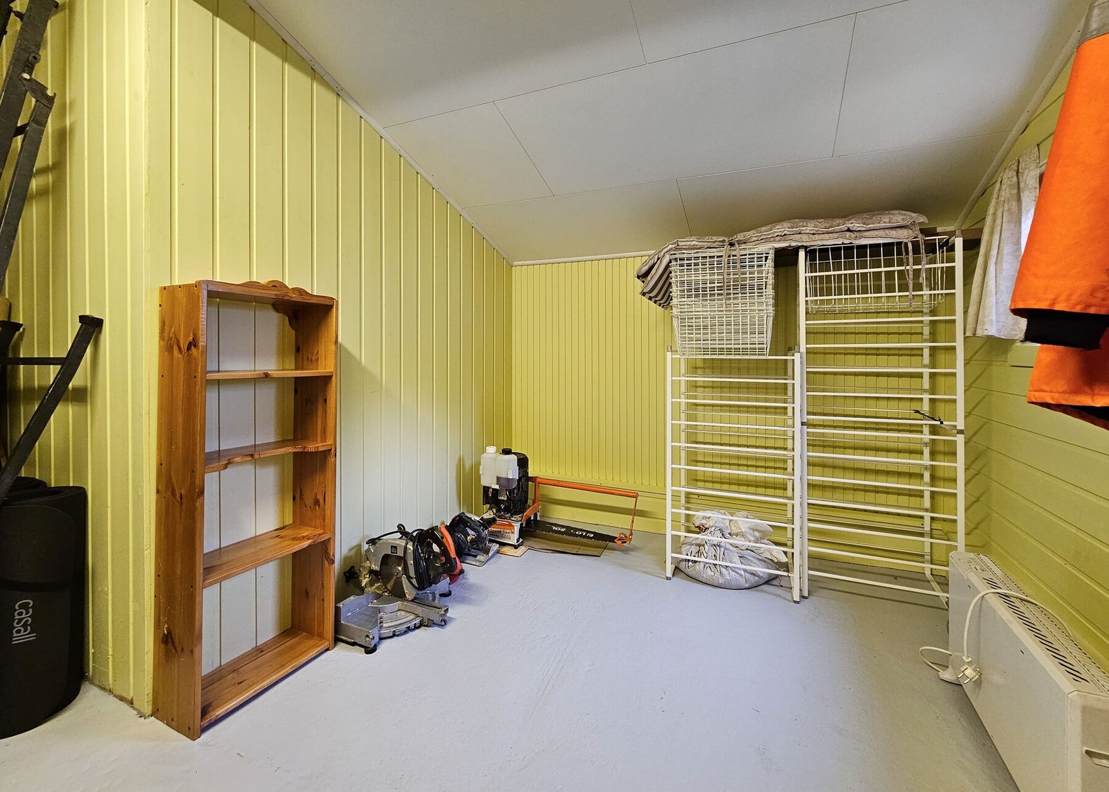 Tilbygget, isolert bod med egen inngang utenfra. Ble oppført ca. i 2015 og har støpt betonggulv. Galleribilde