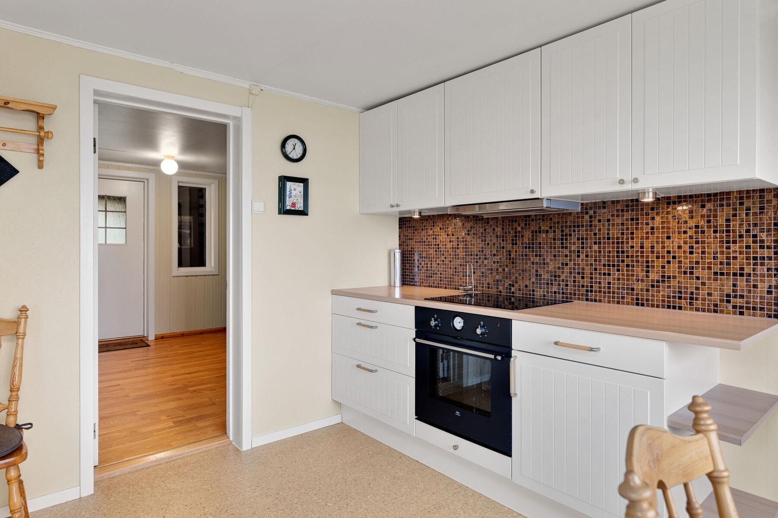 Innredningen har profilerte fronter, benkeplate av laminat og integrerte hvitevarer. Galleribilde