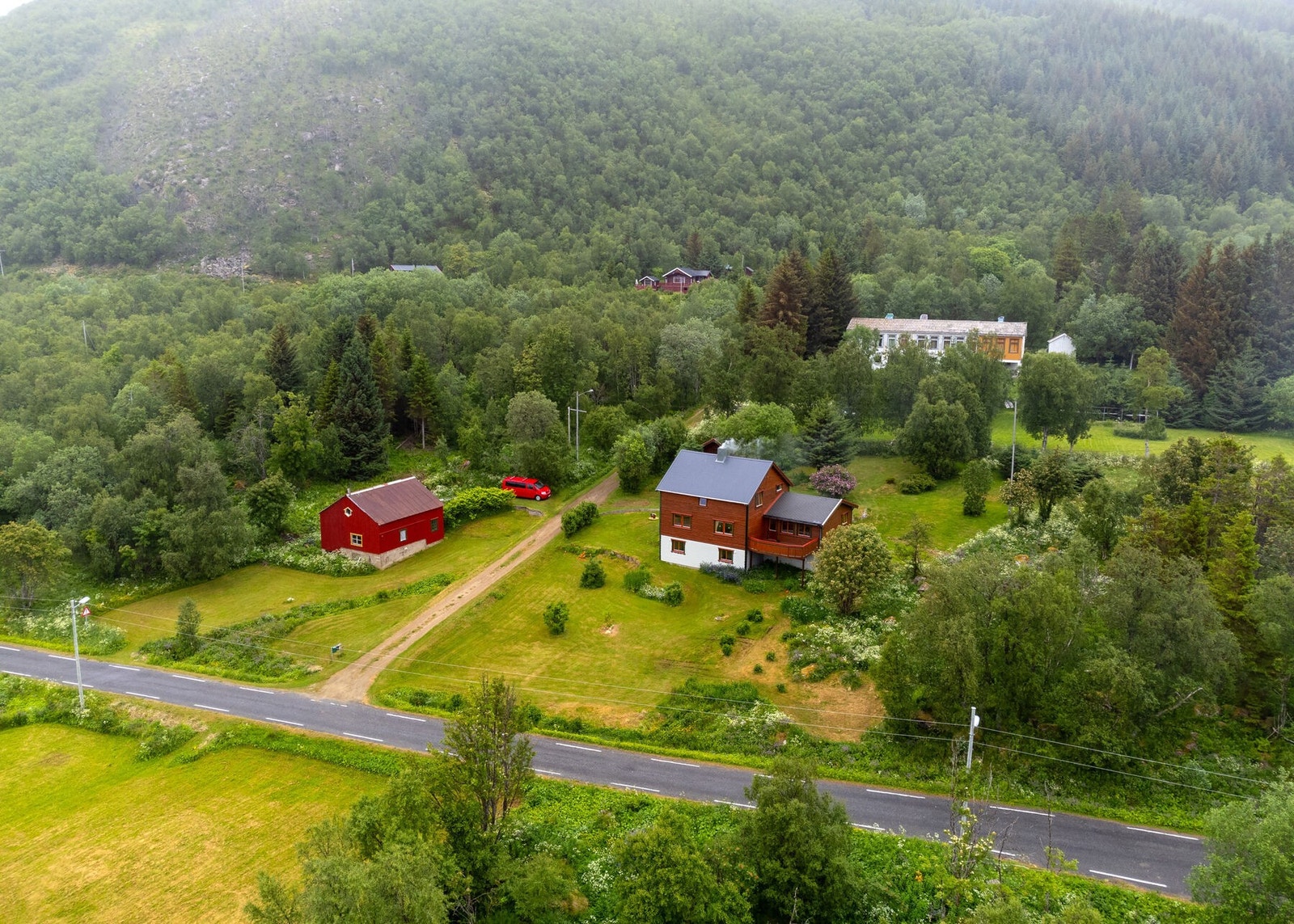 Eiendommen sett fra lufta - ca. 36 km til fiskeværet Nordmela med fiskeribedrifter, fiskemottak og butikk. Galleribilde