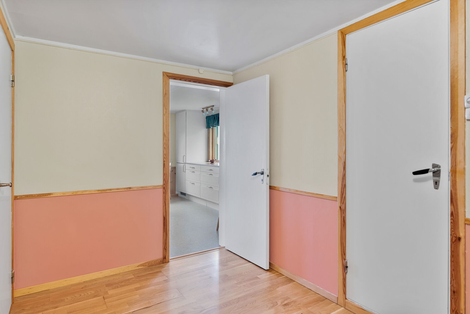 Fra entréen er det adkomst til kjøkken, spisestue og bad. Galleribilde