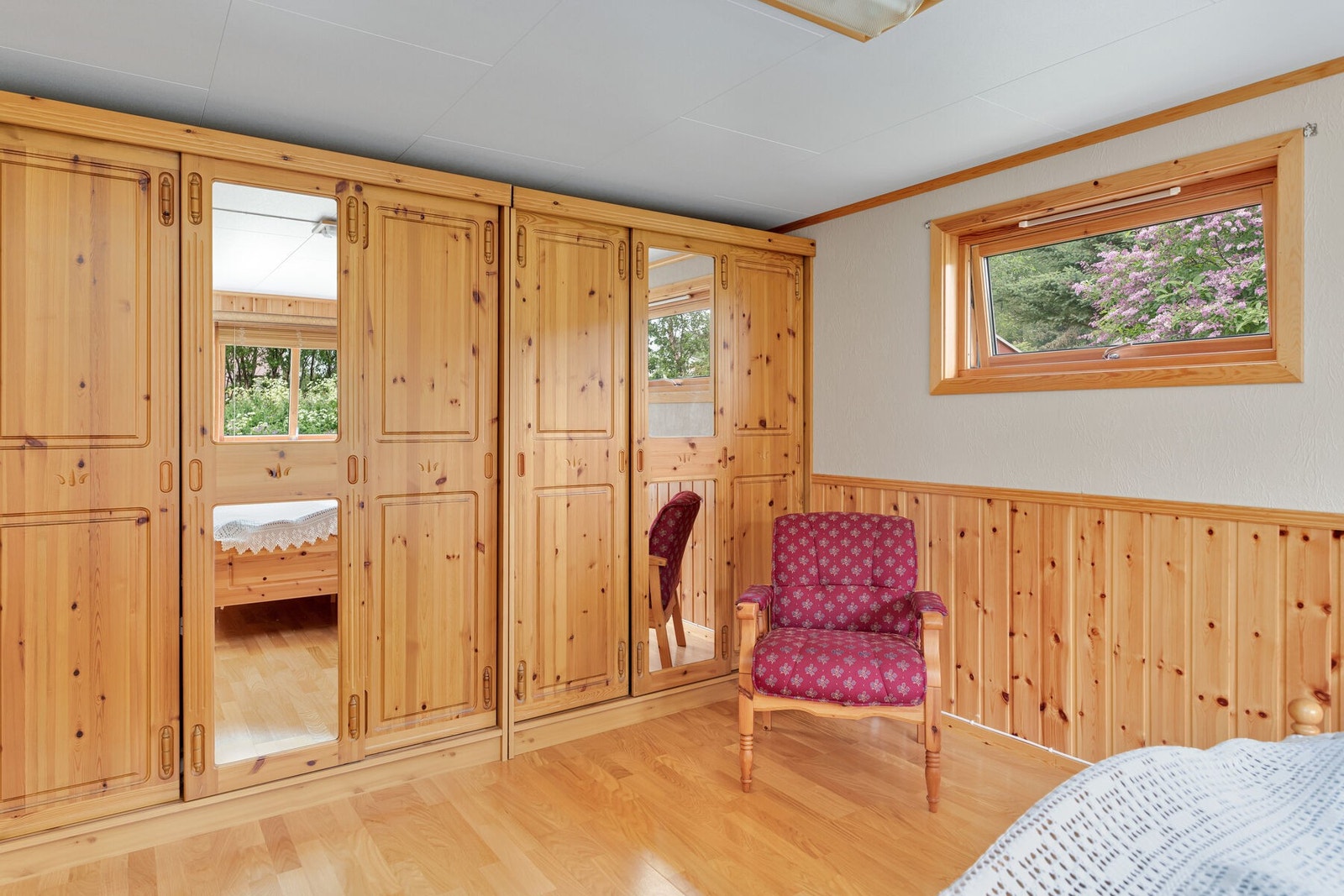 Her er det rikelig med plass til oppbevaring i skapene. Galleribilde