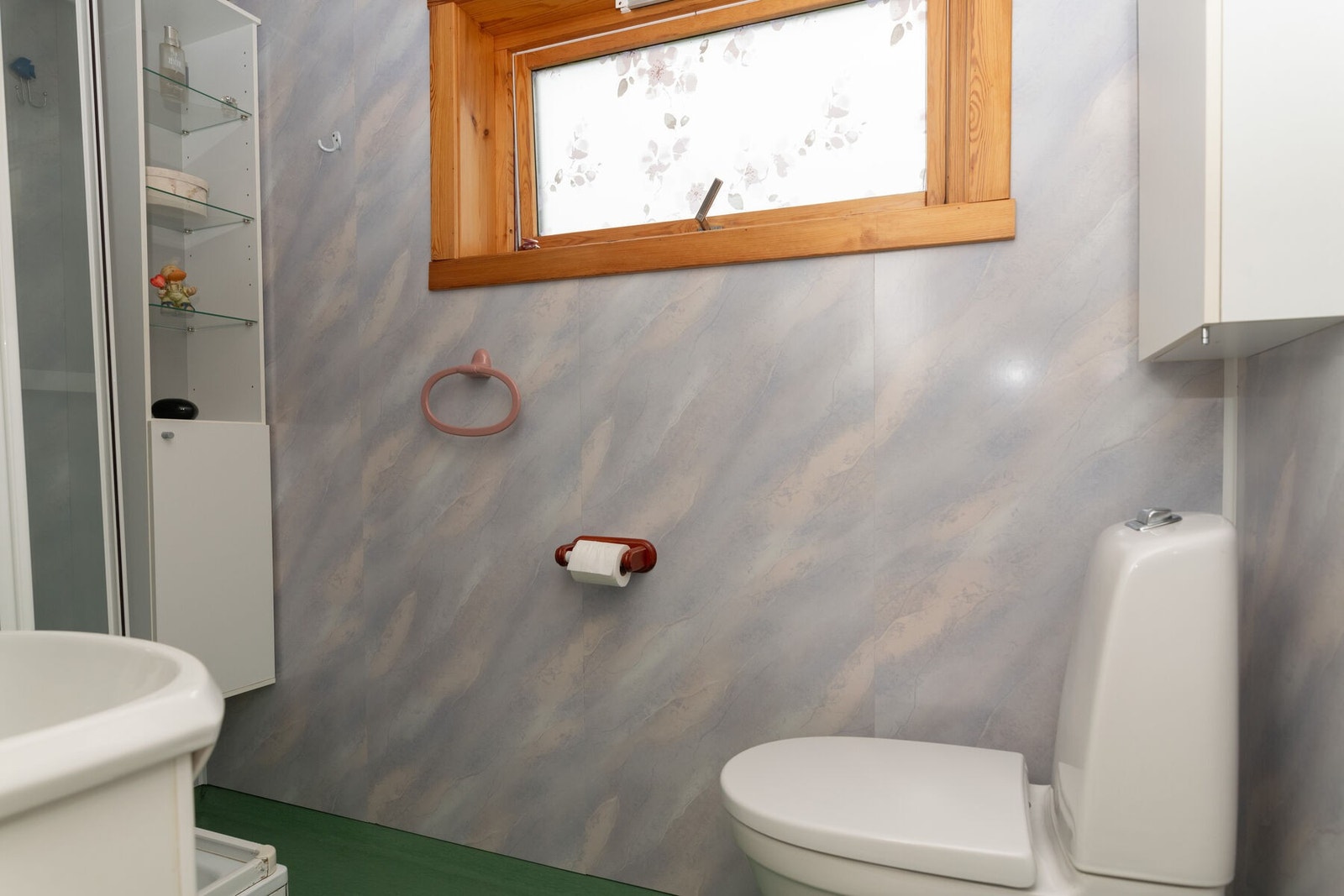 Badet er innredet med vegghengt skap, servant, toalett og dusjkabinett. Galleribilde