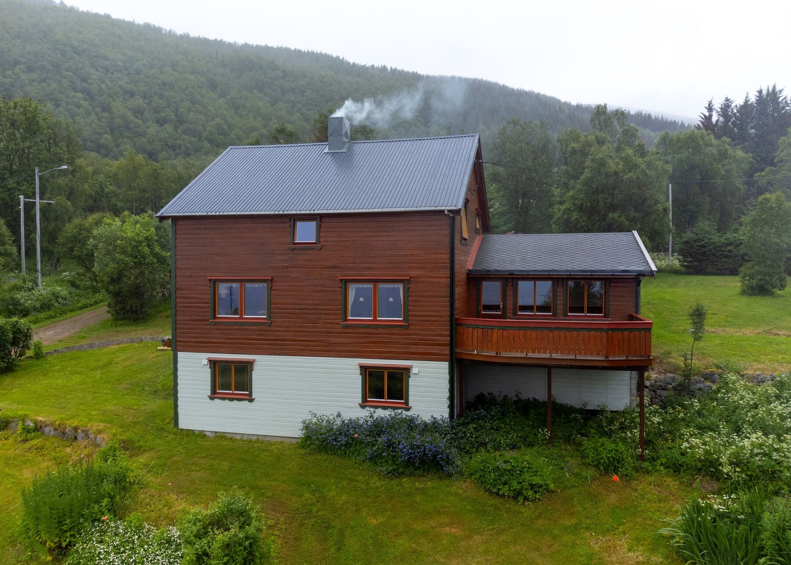 Velkommen til Skjoldehamnveien 1728! - Eldre enebolig med tilhørende anneks og fjøsbygging. Boligen er en del påkostet i senere år. Galleribilde