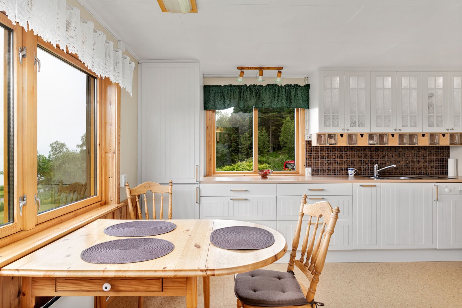 Kjøkkenet er fra Ikea og var nytt i 2007 med hvitevarer. Det er meget god skap- og benkeplass. Galleribilde