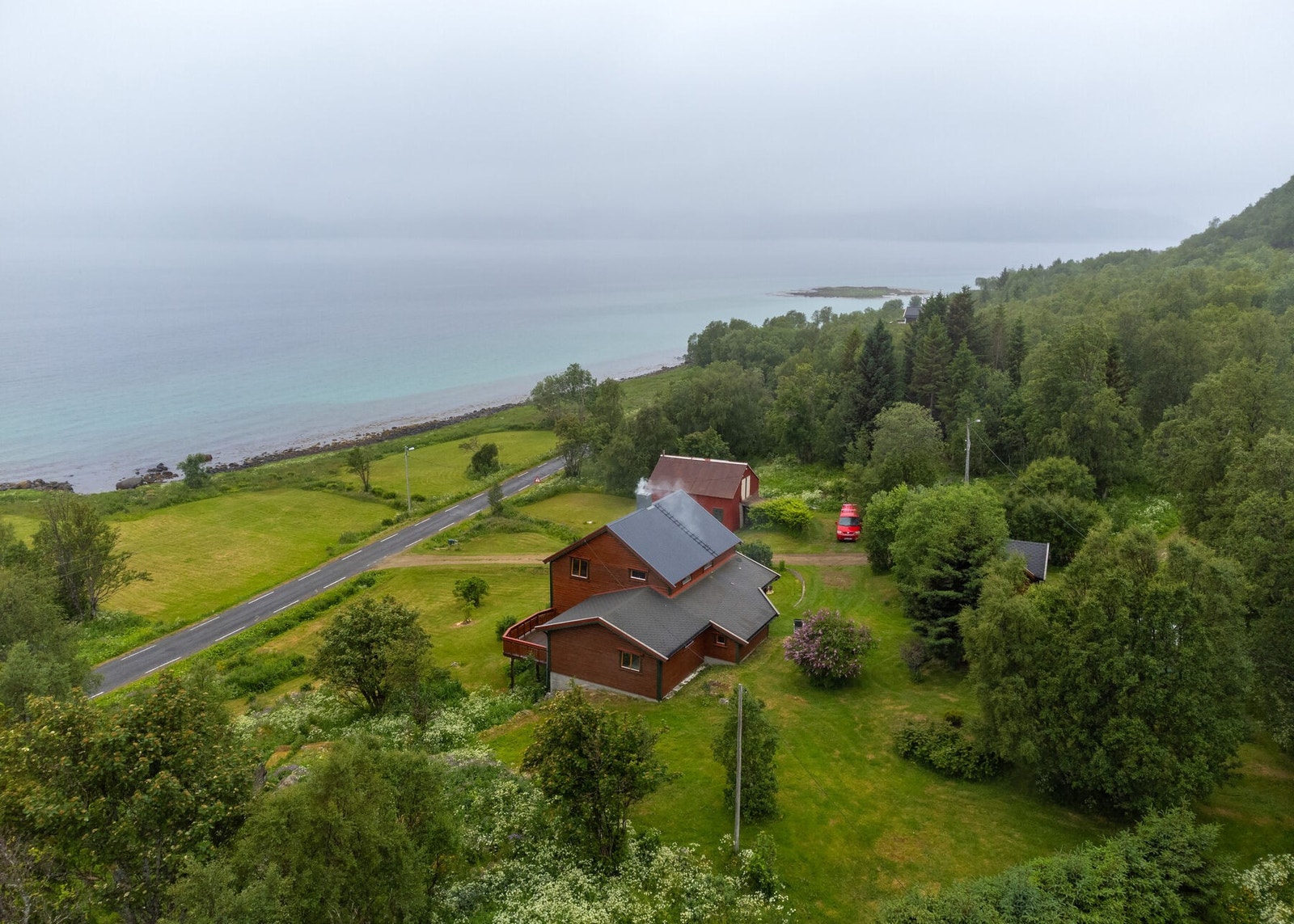 Eiendommen sett fra lufta og nærområdet rundt. Galleribilde