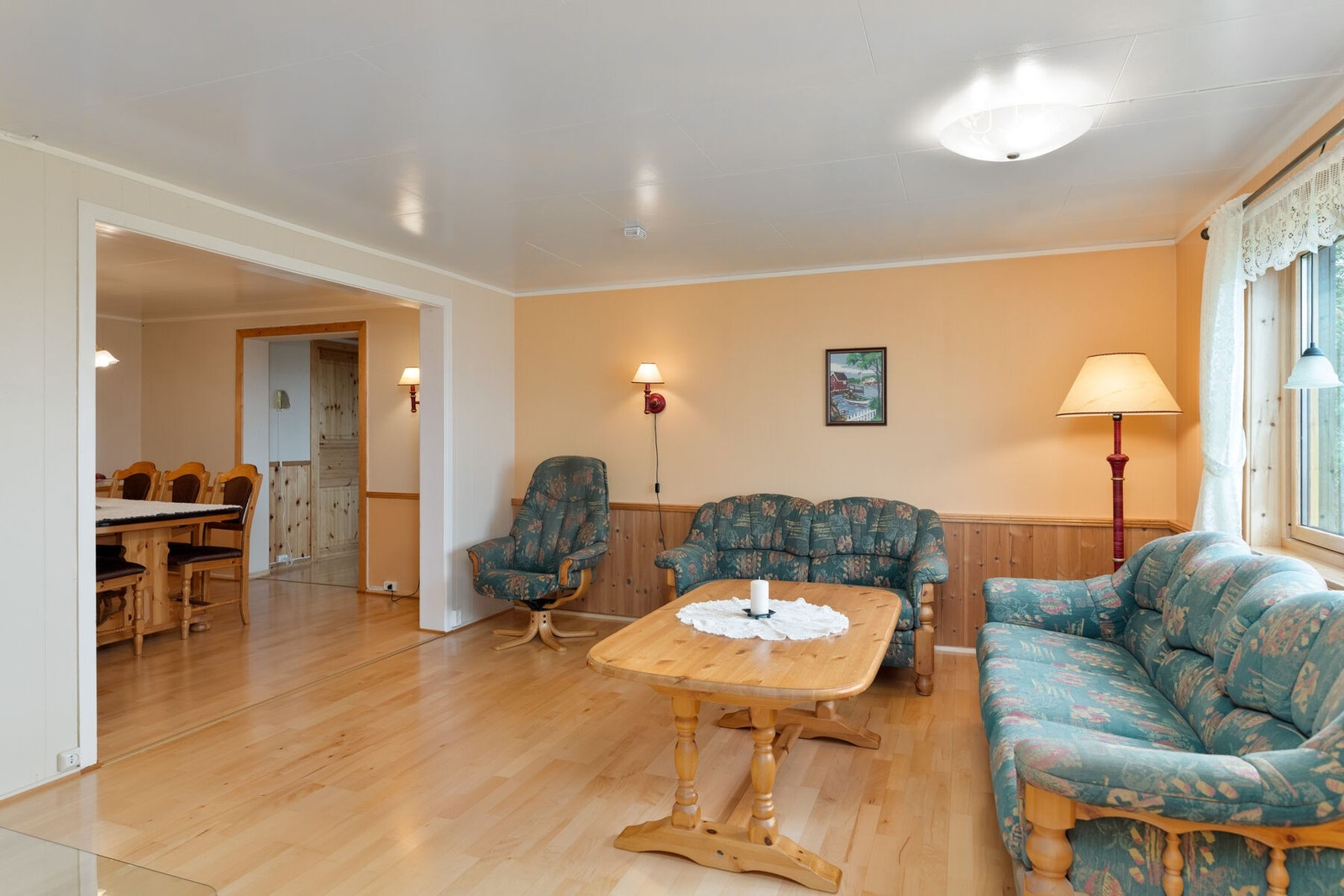 Fra kjøkkenet er det adkomst til den ene stuen. Galleribilde