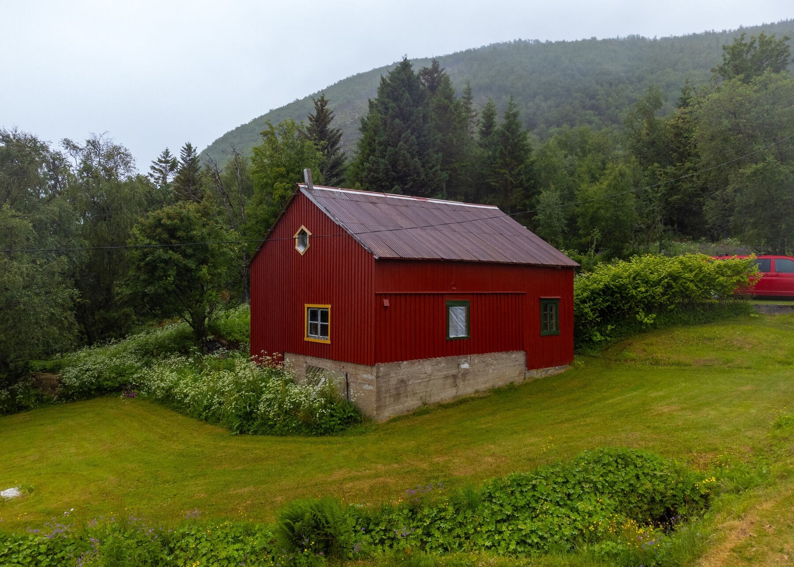 Tilhørende fjøsbygging på ca. 60 kvm. Bygget er av eldre standard og brukes som bod og lagerbygg. Galleribilde