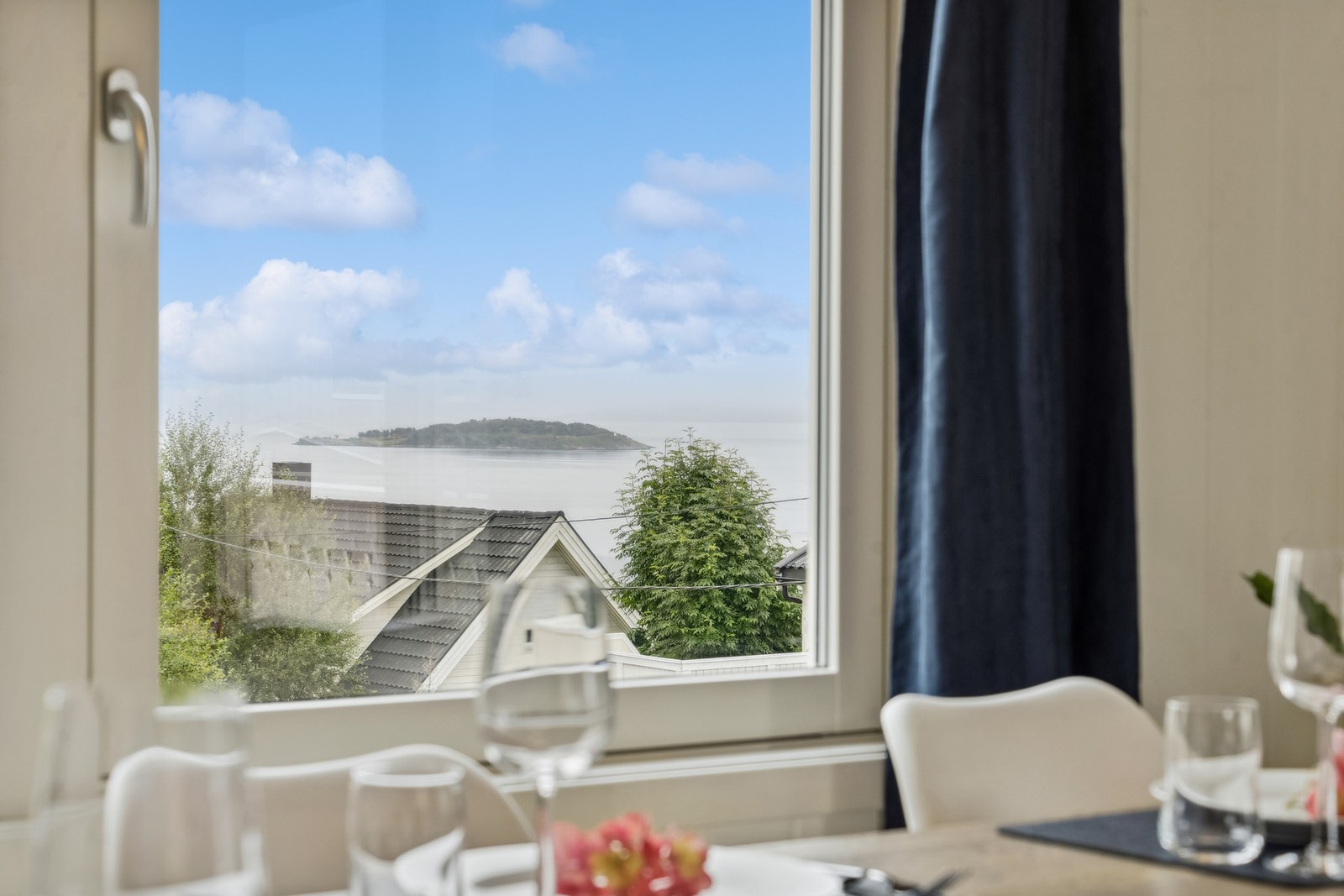 Flott utsikt over innseilinga til byen fra stue og loft. Galleribilde