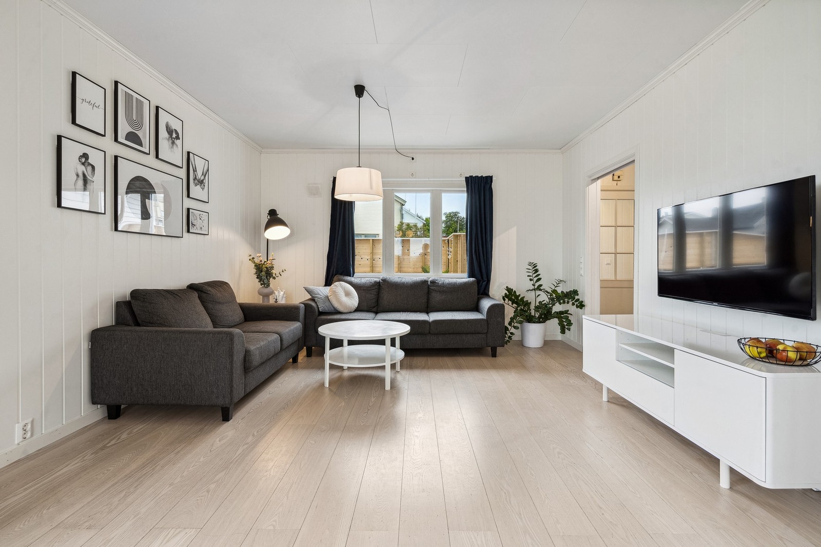 Plass for sofagruppe og spisestue i hver sin kant her. Galleribilde