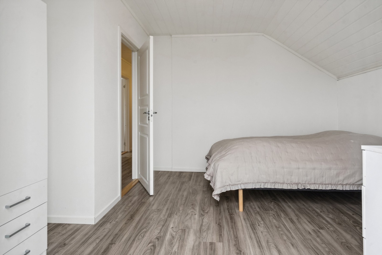 Lyst og pent hovedsoverom. Galleribilde