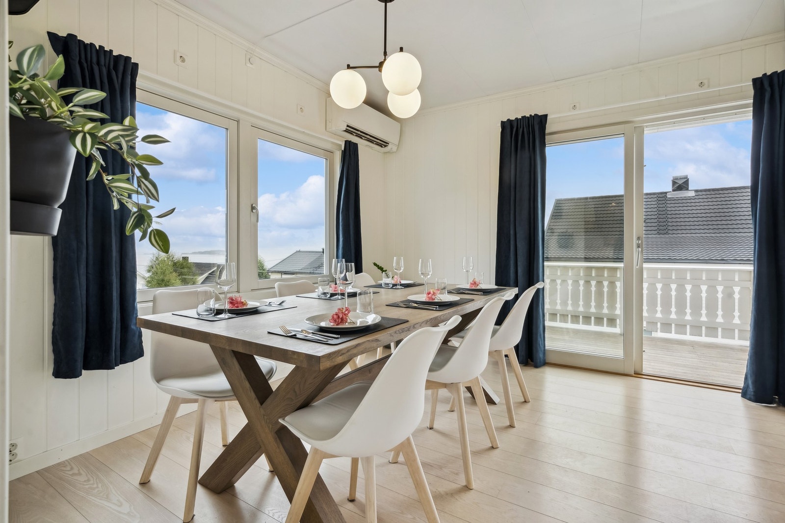 Romslig balkongdør ut til veranda/uteplass i hovedplanet. Galleribilde