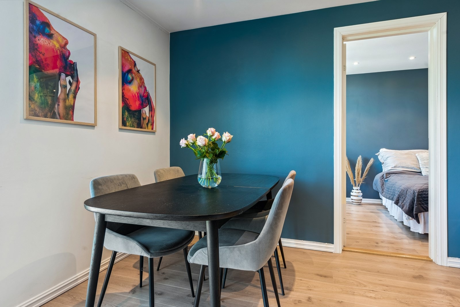 Hyggelig spisestueplass. Her er det god plass til å invitere flere til middag. Galleribilde