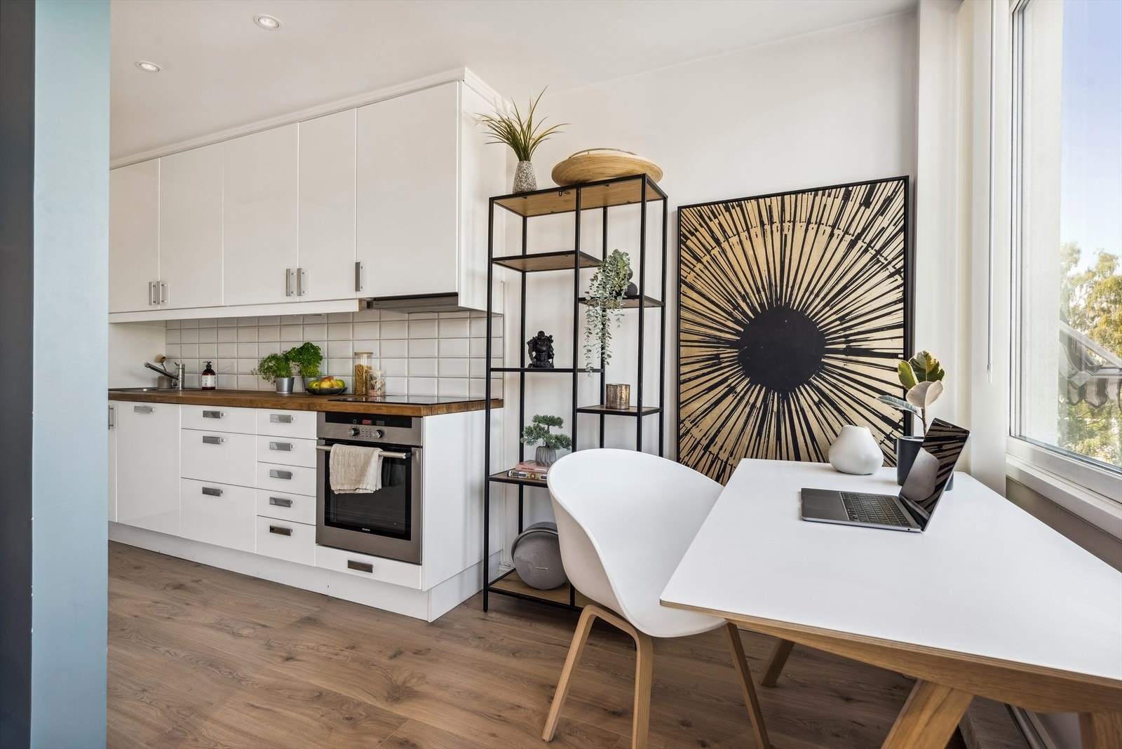 Kjøkkenet er lyst og trivelig og har godt med lys inn. Galleribilde