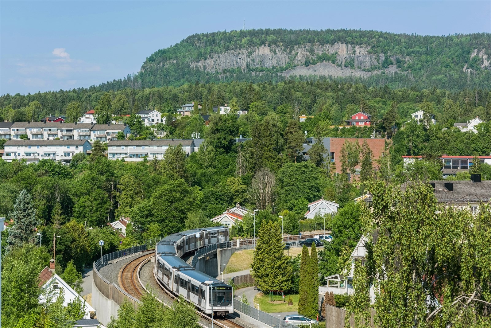 Kort vei inn til Oslo. Fra leiligheten er det et steinkast til t-banen som tar deg til Oslo på ca 20 min. Galleribilde
