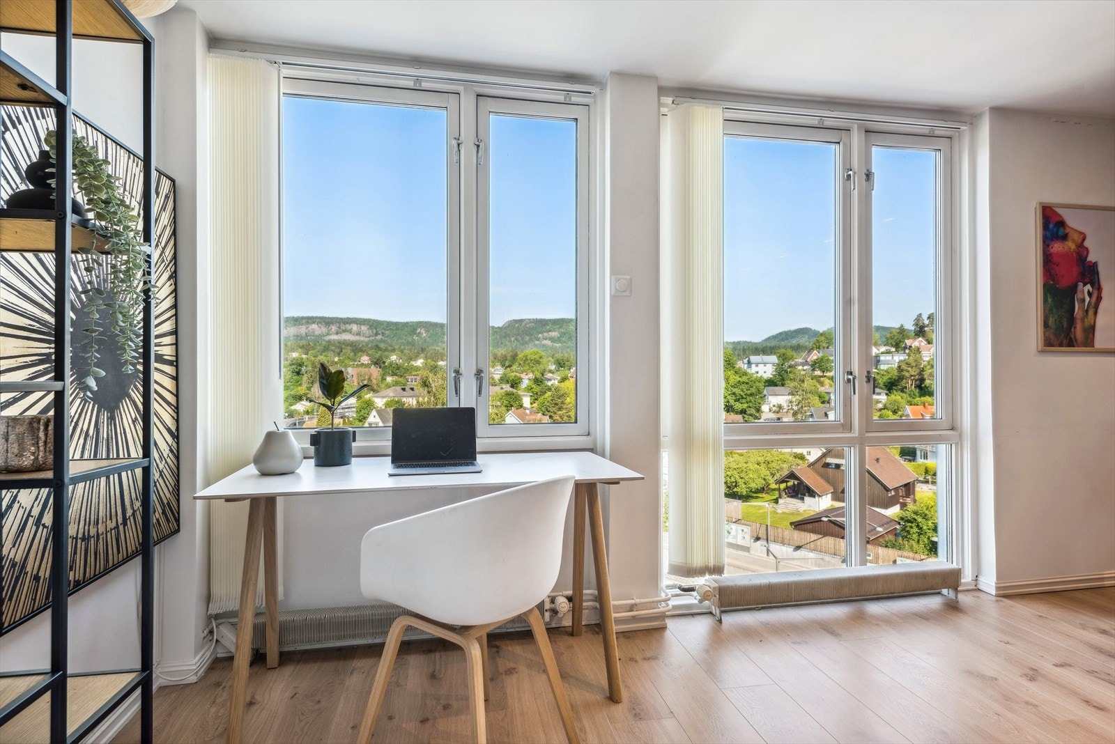 Det er god plass til en kontorplass i stuen. Her er det godt med lys inn. Vannbåren varme i radiatorer. Galleribilde