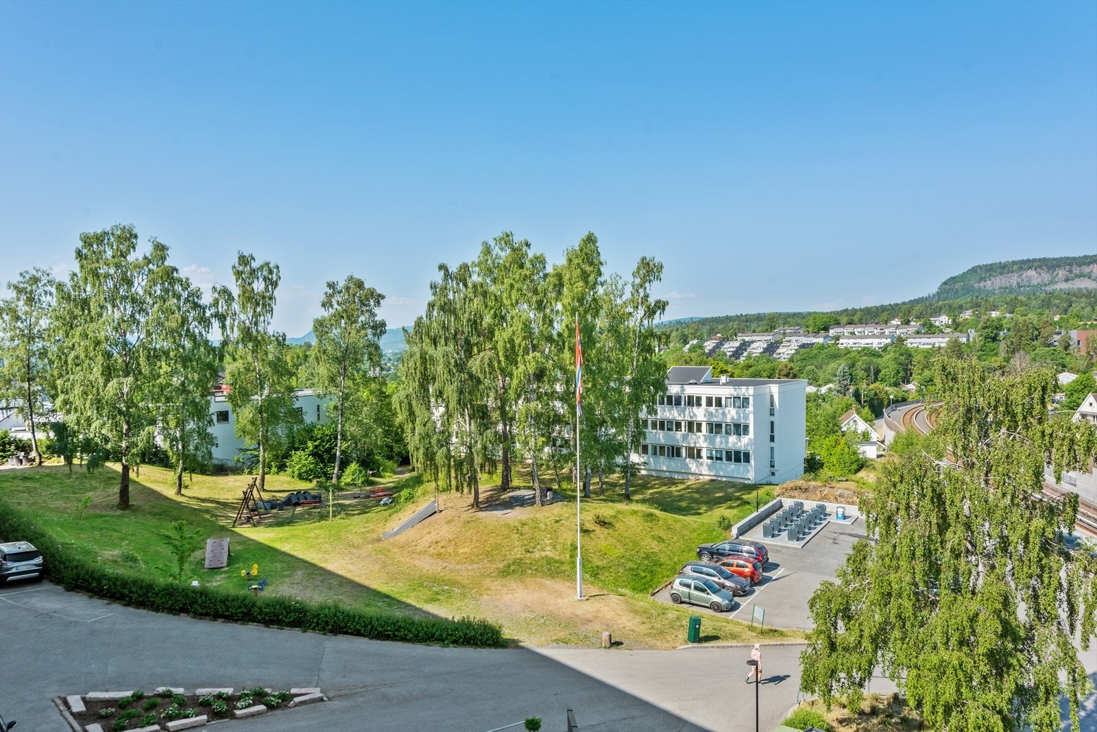 Det er flotte opparbeidede uteområder. Parkeringsplass til beboere. Galleribilde