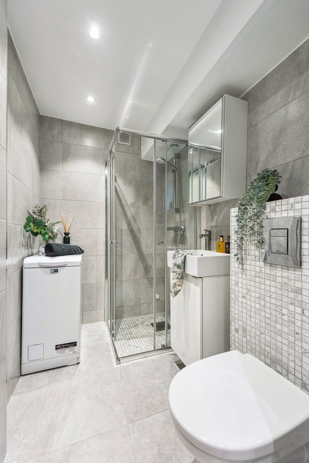 Badet er fra 2018 og det er rørfornyingen som ble tatt i regi av borettslaget i 2022. Avløpsrør i plast. Galleribilde