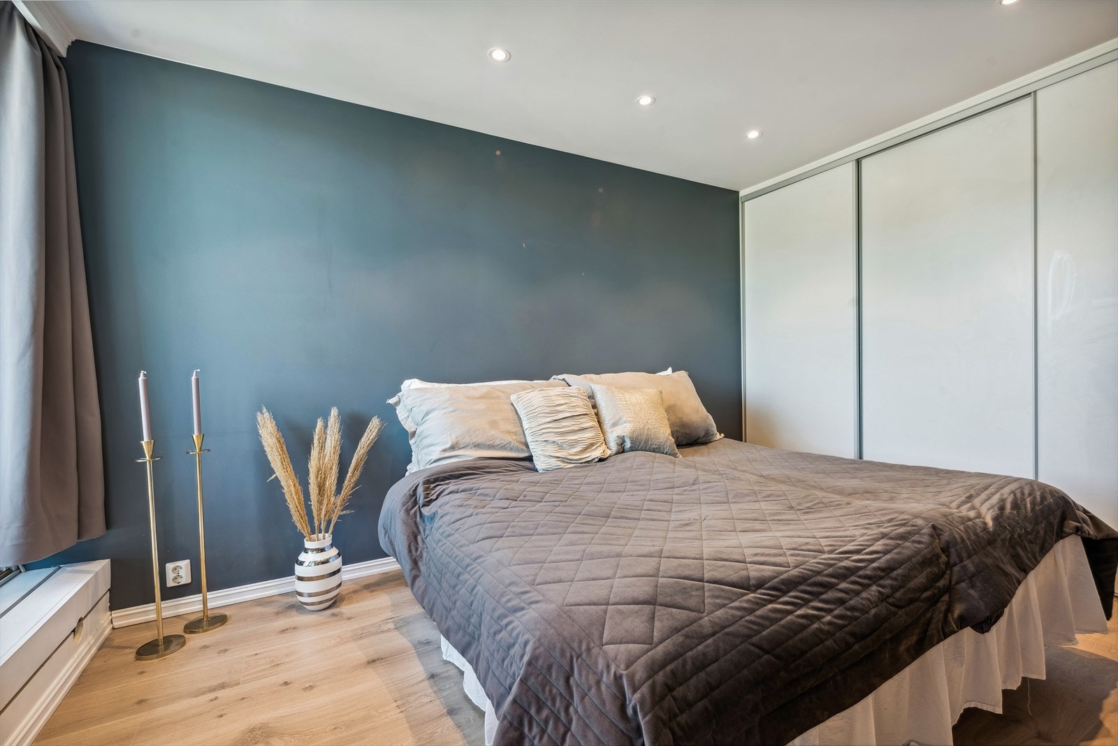 Soverommet har god plass til en stor seng og nattbord og har godt med skapplass i skyvedøren. Galleribilde