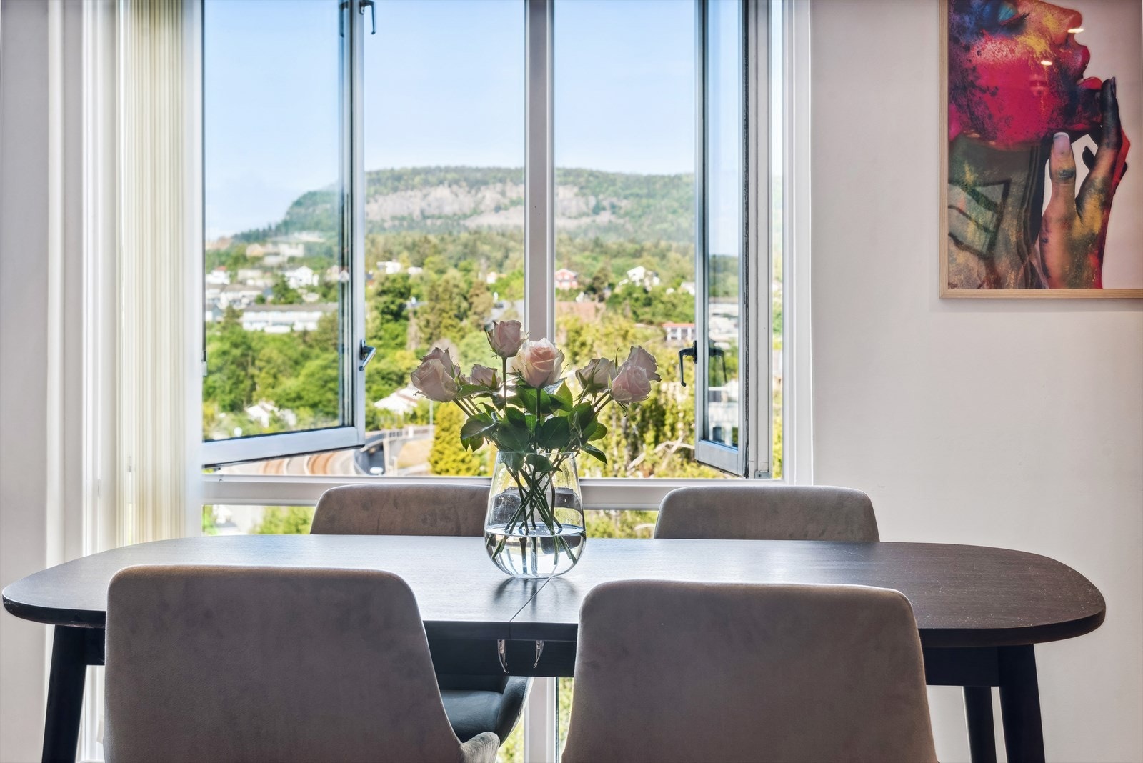 Spiseplassen er luftig og lys med flott utsikt. Galleribilde