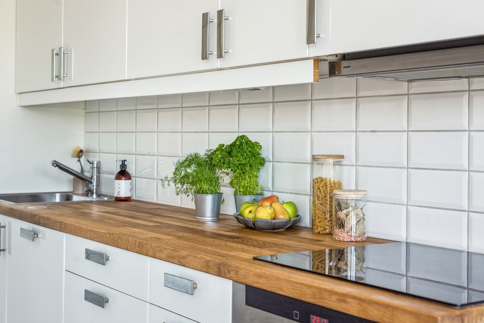 Kjøkkenet har slette fronter og heltrebenkeplate. Integrert kjøl/frys, oppvaskmaskin, komfyr og platetopp. Kullfilter ventilator. Galleribilde