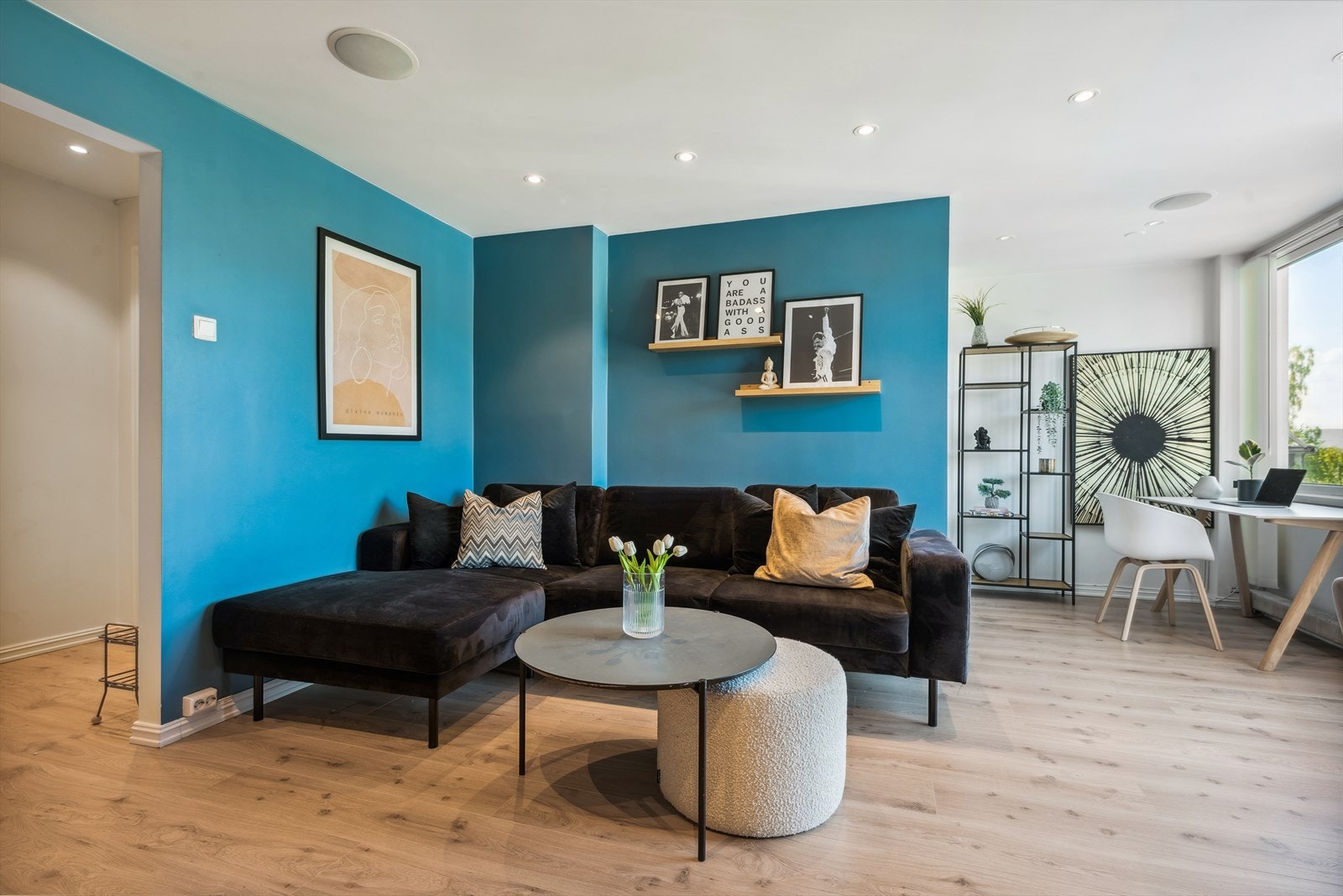 Stuen har god plass til en møbelgruppe. Laminat gulv og malte flater. Spotter i taket og høyttaler. Galleribilde