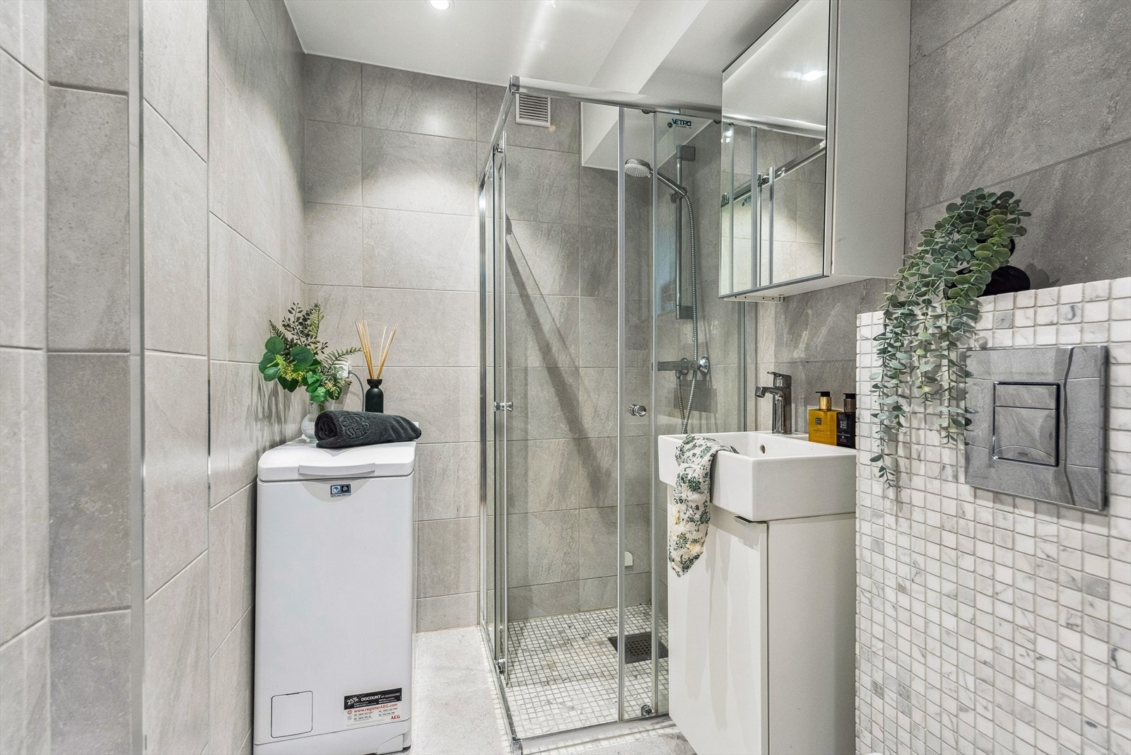 Badet er lekkert fra 2018. Fliser på vegg og gulv med varmekabler. Opplegg til vaskemaskin. Galleribilde