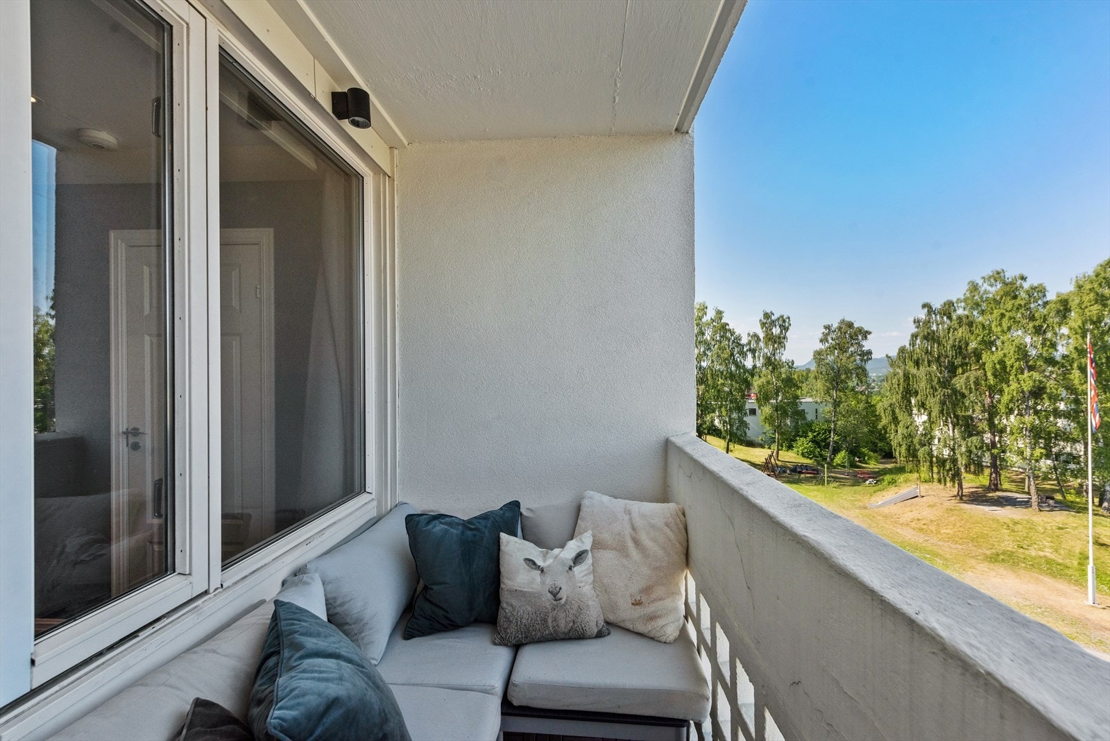 Ut fra soverommet er det en 3 kvm balkong som ligger vestvendt. Her kan du nyte ettermiddagssolen. Galleribilde