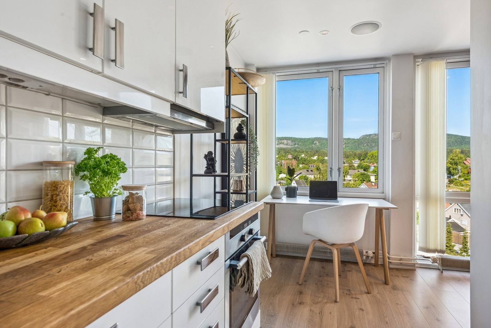 Kjøkkenet er en flott plass å lage mat på med hyggelig utsikt. Galleribilde