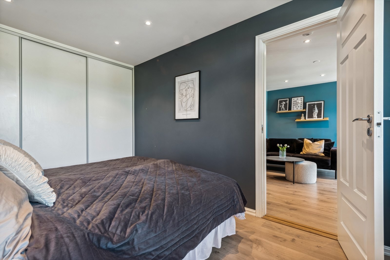 Soverommet har downlighs i taket og er malt i en lun og hyggelig farge. Galleribilde