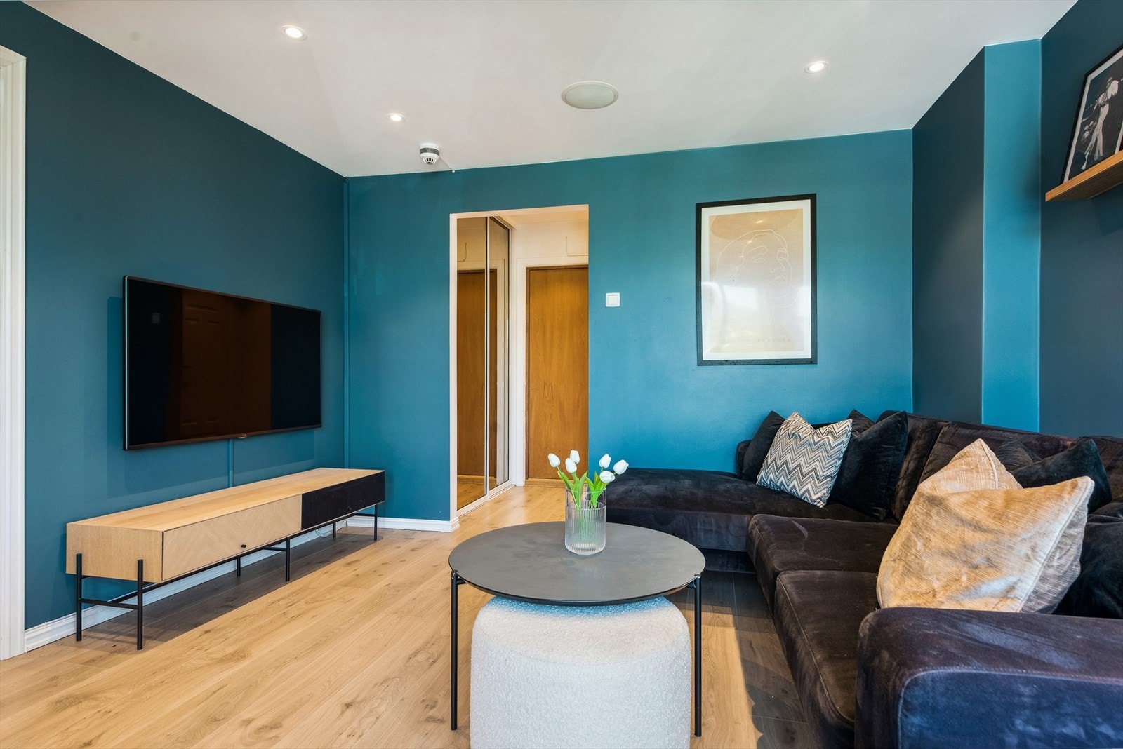 Stuen har god plass til en sofagruppe og tv seksjon. Downlights i taket. Galleribilde