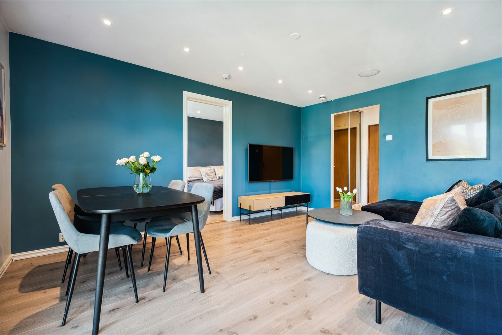 Leiligheten er godt vedlikeholdt med overflater som er pusset opp i 2020. Malte flater på vegg og tak. Spotter og høyttalere i taket. Galleribilde