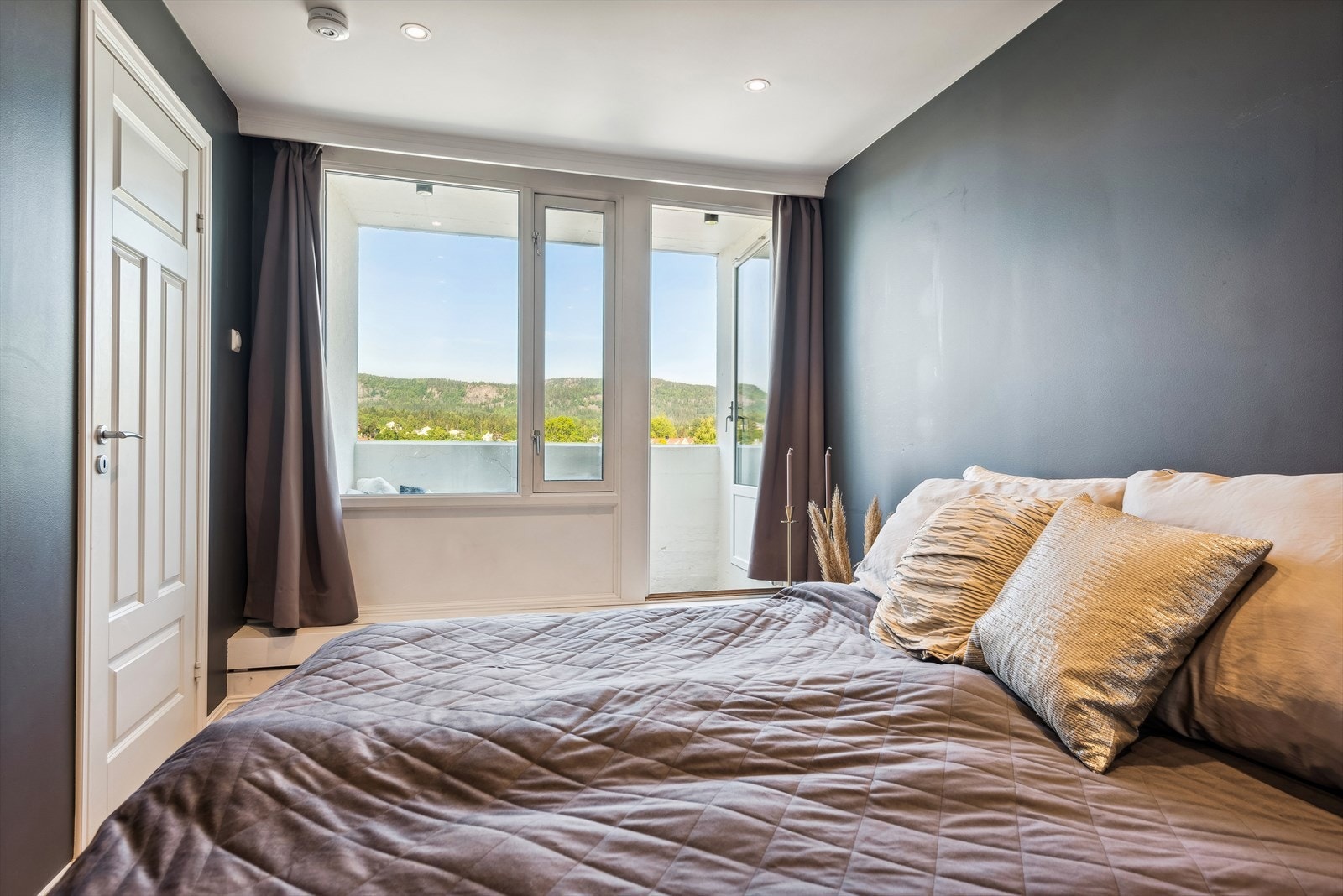 Soverommet er stort med flott utsikt og utgang til en balkong. Vindu fra 1995. Galleribilde