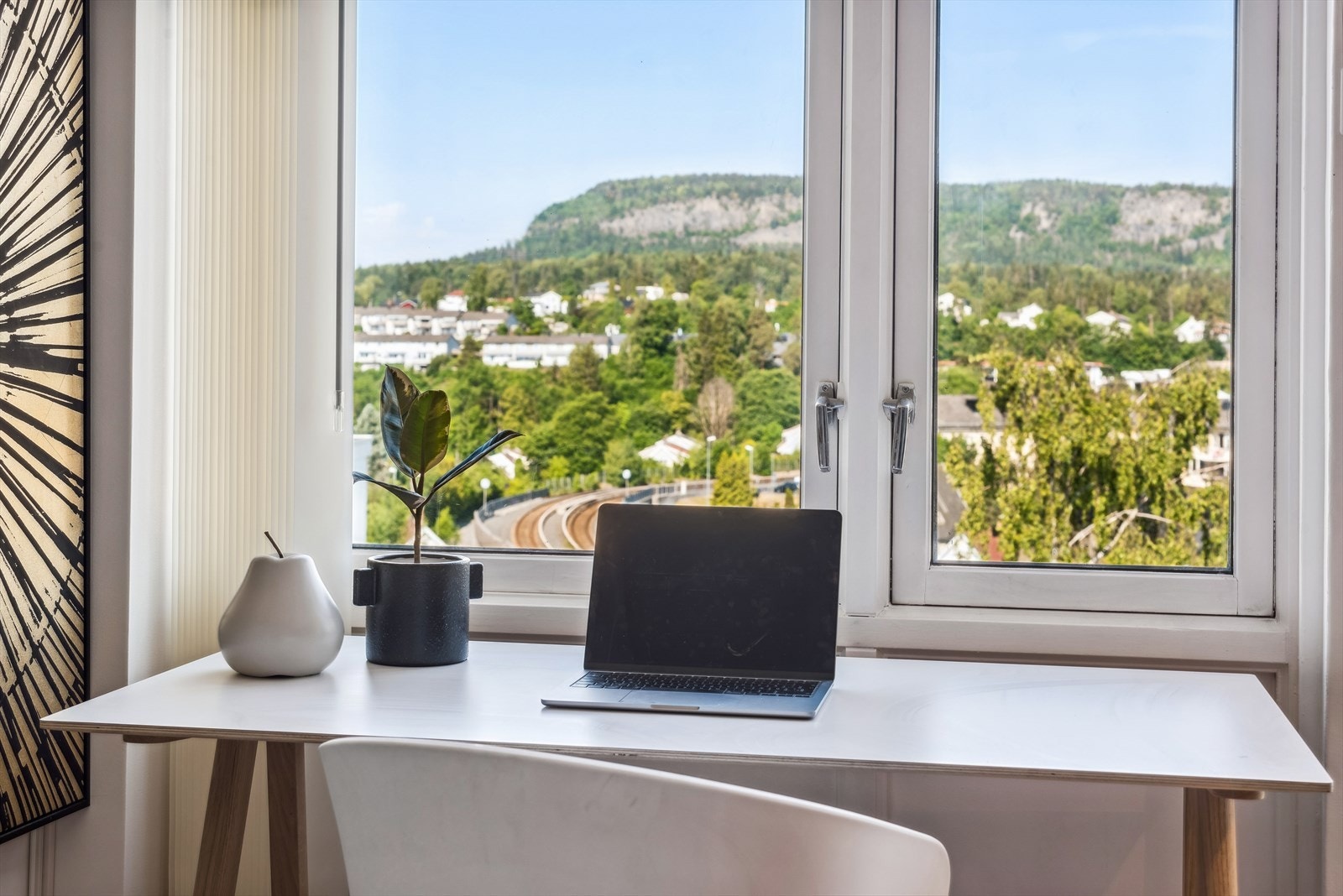 Fra kontorplassen kan du se over til Kolsåstoppen. Galleribilde