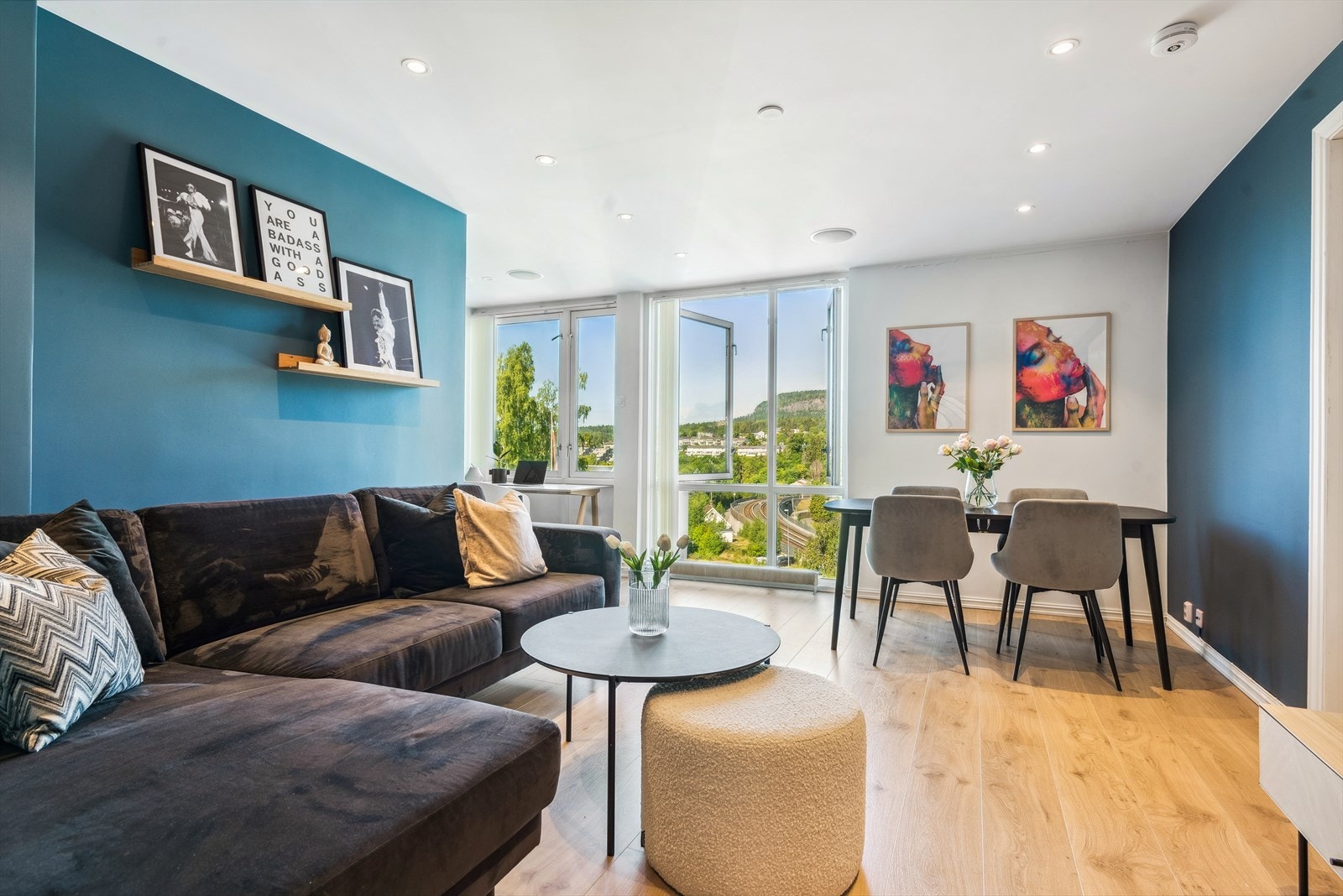 Åpen og luftig stue med god plass til en sofagruppe og spisegruppe. Mye naturlig lys inn. Galleribilde