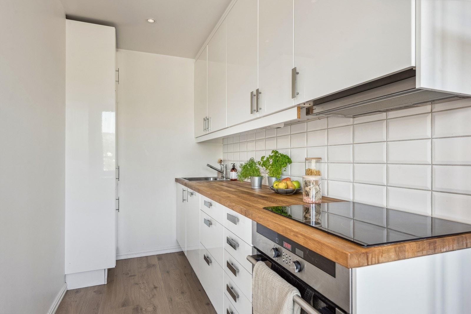 Det er godt med både skap og benkeplass her. Vannrør er rør i rør fra 2018. Avløpsrør i plast. Galleribilde