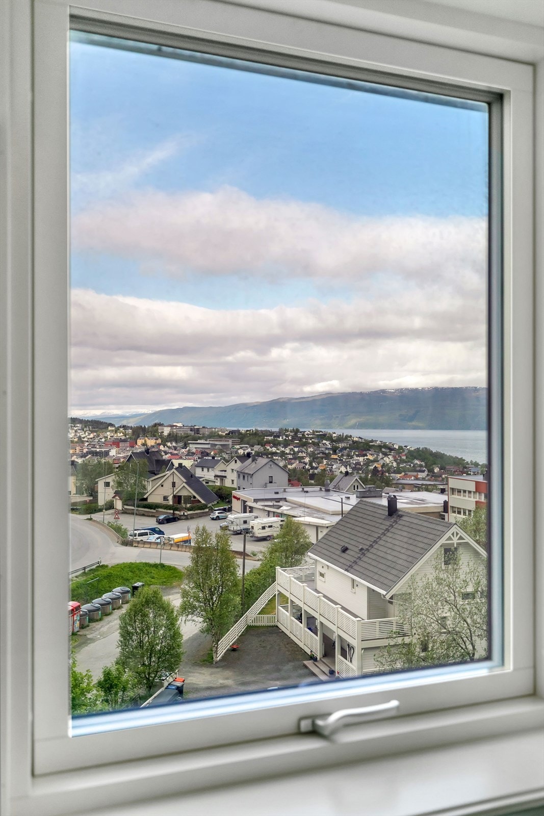 Kjøkkenet kan friste med fantastisk flott utsikt. Galleribilde