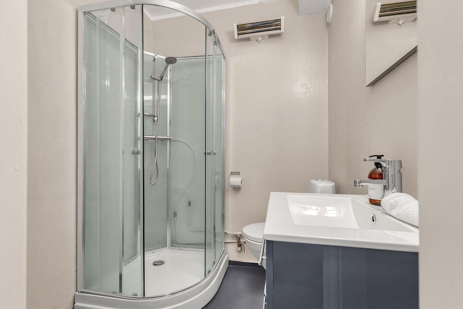 Bad med malte vegger og gulv. Galleribilde