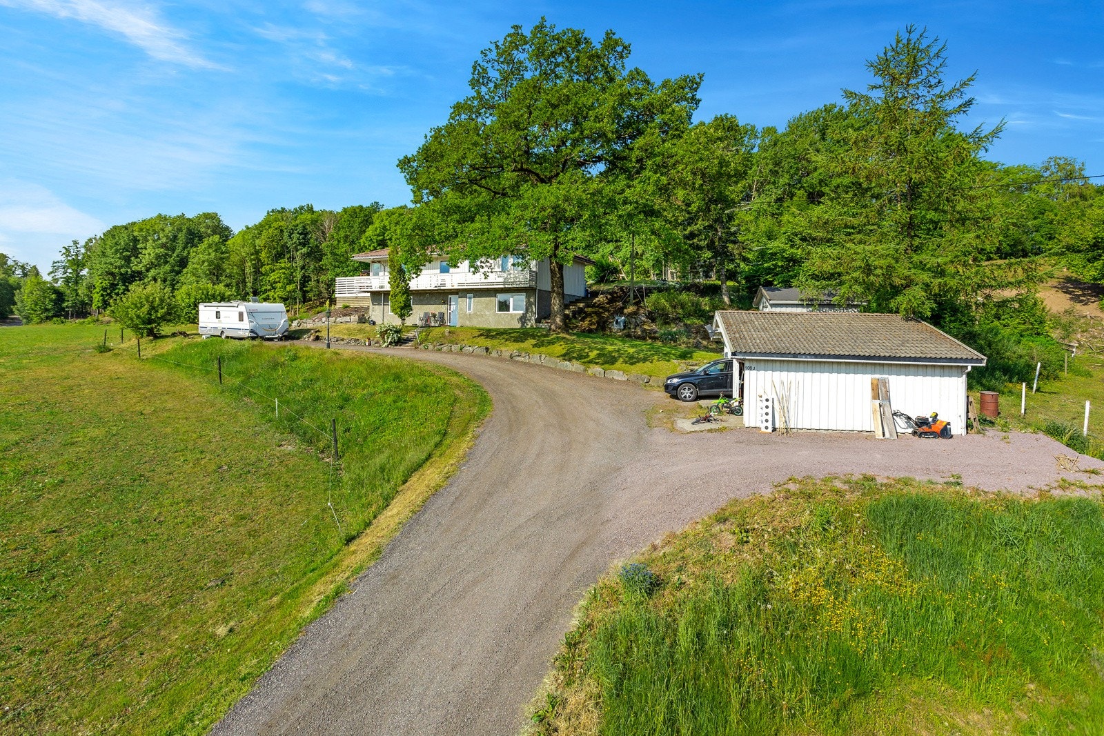 Eiendommen består av enebolig med hybel, samt en dobbelgarasje Galleribilde