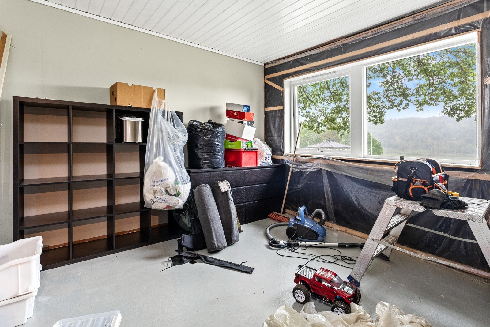 Hobbyrom/soverom/kjellerstue med påbegynt oppussing Galleribilde