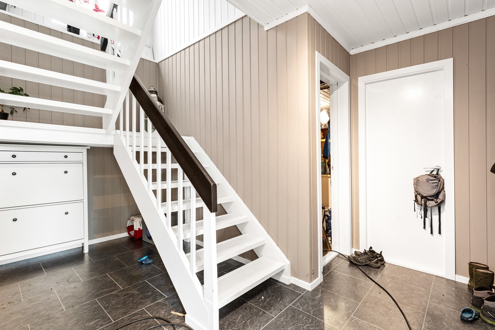 Hall/trappegang med adkomst til alle rommene i denne etasjen for hoveddelen Galleribilde